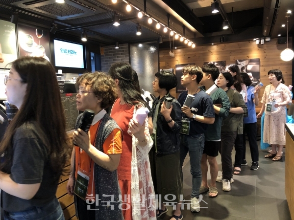 대구 김광석 거리에 있는 한 카페에서 여행단들이 텀블러를 이용해 커피를 테이크 아웃하는 모습.