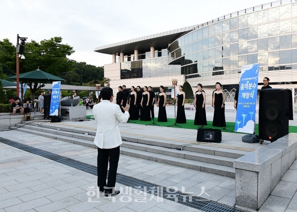 10일 열린 ‘안산문화예술의전당 음악분수 개장식’에서 안산시립합창단이 축하공연을 하고 있다.