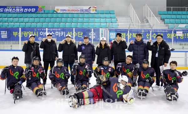 인천시장애인체육회 아이스하키선수들이 기념촬영을 하고 있다.(사진제공=인천시장애인체육회)