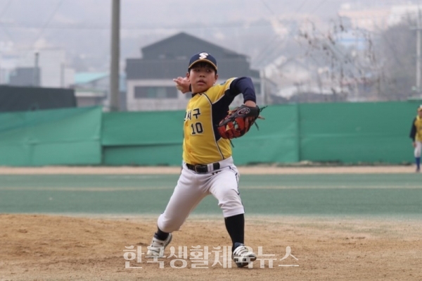 인천 서구 유소년 야구단의 진우현 선수가 힘찬 투구를 하고 있다.[사진=유기현기자]