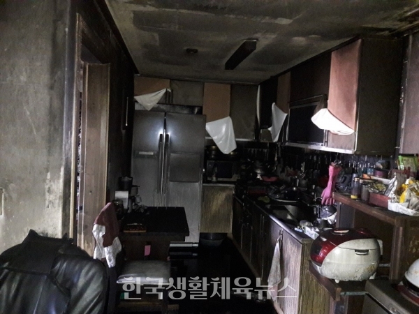13일 오전 5시40분께 인천 도림동 아파트 화재로 그을린 내부모습.[사진=인천공단소방서]
