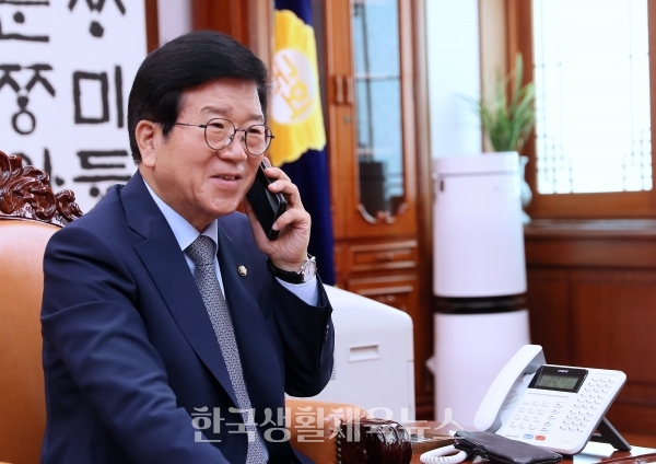 박병석 국회의장은 8일 오전 문재인 대통령의 취임 축하 전화를 받았다.