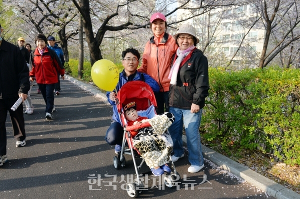 구민가족걷기 대회에 참가한 가족 (사진=동대문구청)