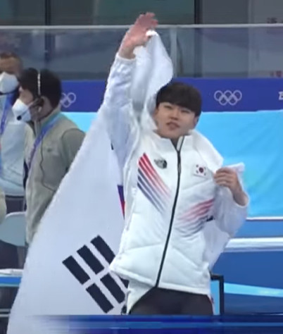 김민석이 동메달을 딴후 자랑스럽게 태극기를 흔드는 모습 /사진 유튜브캡쳐