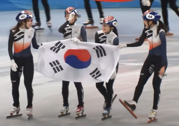 쇼트트랙 여자 3000m 계주에서 최민정과 이유빈(연세대), 김아랑(고양시청), 서휘민(고려대)가 은메달을 따고 태극기를 흔들며 기뻐하고있다