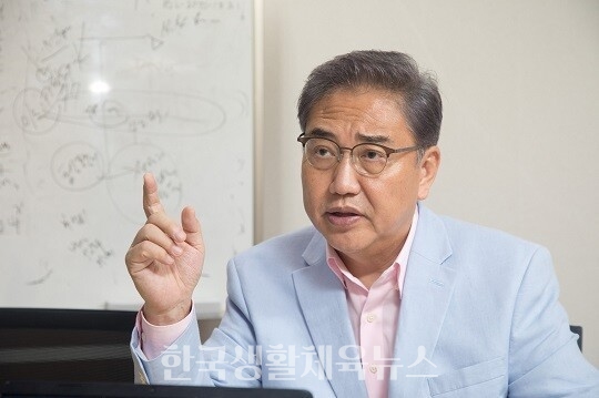 박진 의원이 윤석열 정부 첫 외교부장관으로 발탁됐다.