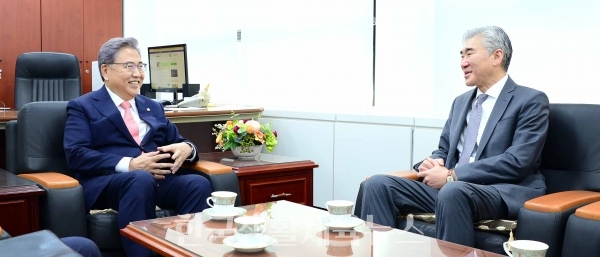 박진 외교부장관 후보와 성 김(Sung Kim) 미국 대북특별대표 (사진=국회)