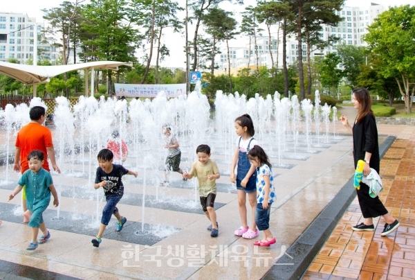 바닥분수에서 물놀이 하는 어린이들 (사진=강서구청)
