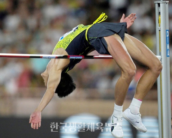 우상혁이 11일(한국시간)  2022 세계육상연맹 다이아몬드리그 남자 높이뛰기 경기에서 바를 넘고 있다/사진=홈피캡쳐