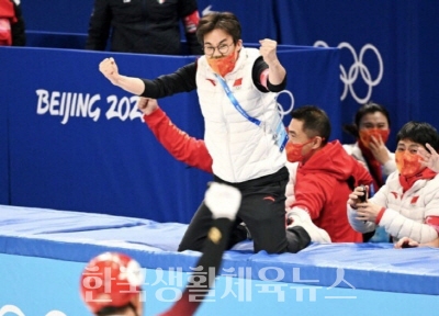 지난해 2월 2022 베이징동계올림픽 때  중국팀이 금메달을 따자 환호하는 김석태감독모습