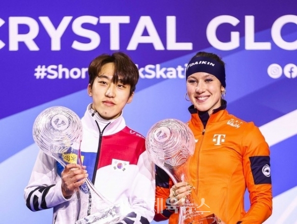 크리스털 글로브를 수여받은 박지원 선수 (좌측)