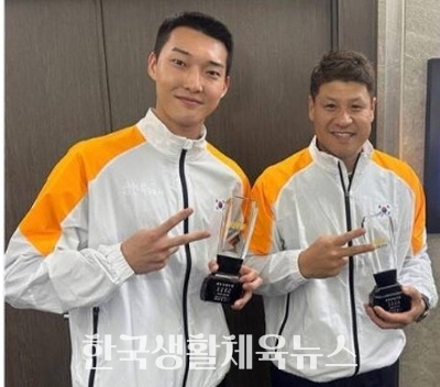 2022년 대한육상연맹 최우수선수 우상혁(왼쪽)과 최우수지도자 김도균 코치