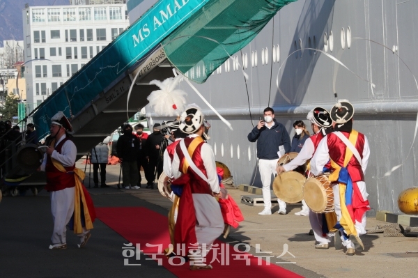 아마데아호를 환영하는 전통 풍물패 공연/한국관광공사 제공