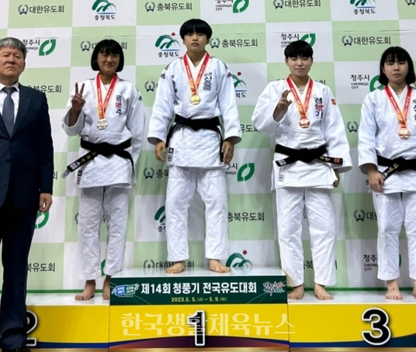 유도대회에서 금은메달을 획득한 전남 중학생들