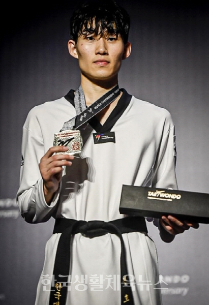 진호준이 2023 세계태권도선수권대회 첫날 남자 68㎏급 결승에서 은메달을 딴 후 기념 촬영을 하고 있다