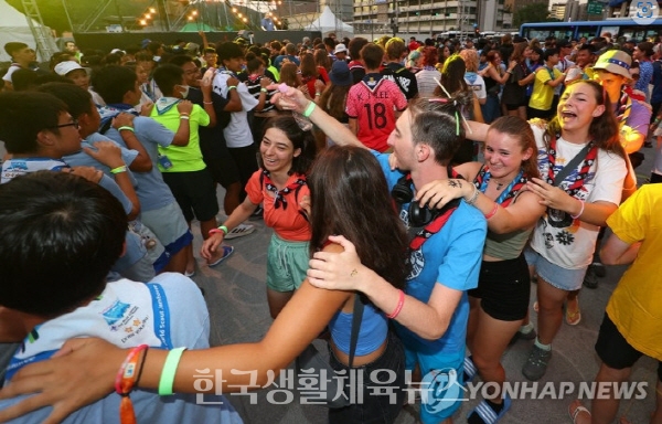 2023 새만금 세계스카우트 잼버리 참가 대원들이 9일 오후 서울 광화문광장에서 열린 '웰컴 투 서울 댄스나이트' 행사에서 다 함께 어울려 춤을 추고 있다.