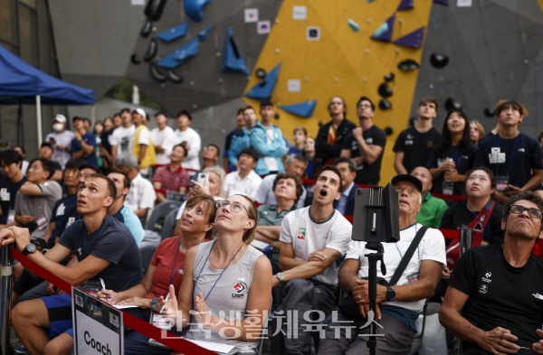 2023 IFSC 서울 스포츠클라이밍 청소년 세계선수권대회에서 관객들이 응원하고 있다.