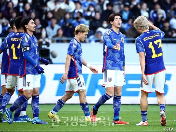 일본축구대표팀이 지난2일 태국과 5-0으로 경기종료후 모습
