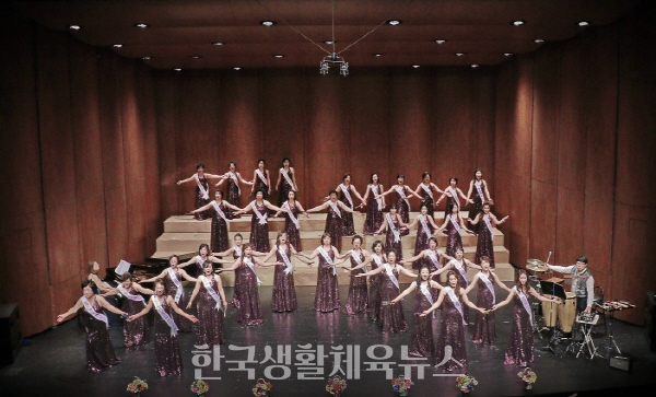 서울시여성콘서트 합창단이 세종문화회관 M시어터 정기연주회 공연 장면