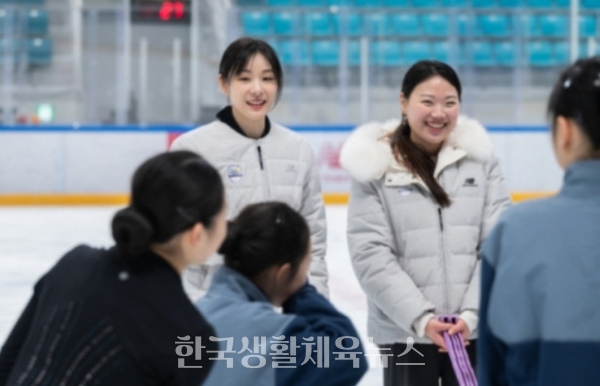 김연아가 지난 3일 강릉 하키센터에서 피겨 유망주 선수들을 지도하고 있다