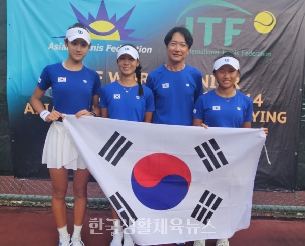 대한민국 U-14 여자 대표팀 (좌측부터 박예서, 홍예리, 양성모 감독, 오지윤)